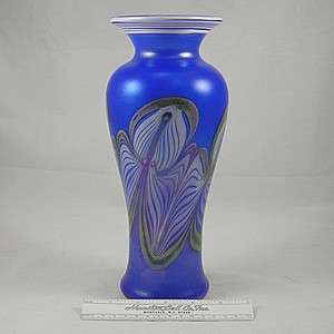 VINTAGE 1977 VANDERMARK Hand Blown Cased Glass Vase Pulled Feathers 
