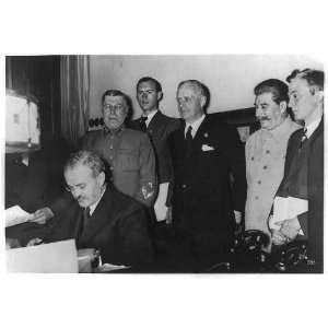  Molotov signing Russo German pact in Moskov;Stalin 