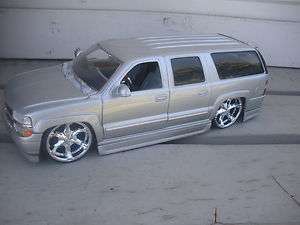 24 2000S CHEVY SUBURBAN SILVER ON DUBS BY JADA  
