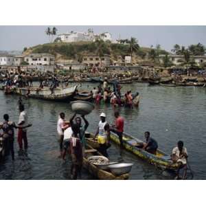  Fishermen Bringing Catch Ashore, Elmina, Ghana, West Africa, Africa 