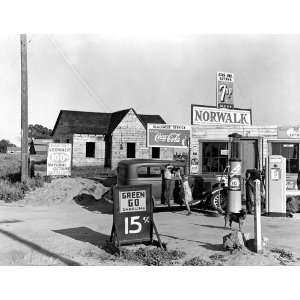    Riverbank Gas Station, Dorothea Lange ??? 1940