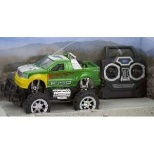   Ford SVT Lightning 124 Radio Controlled 4x4 SUV (Green) Toys & Games